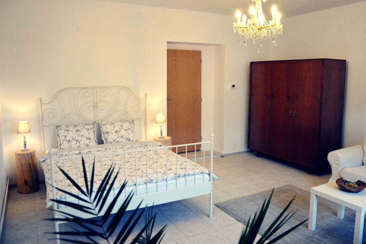 Apartmany Pod Putimskou Branou Písek Exteriör bild